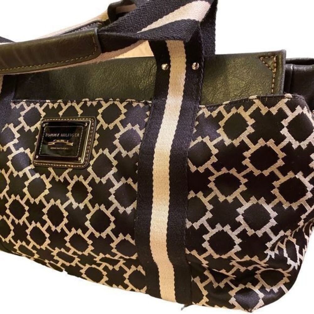 TOMMY LARGE TOTE W SIGNATURE LOGO FABRIC IN NAVY/WHITE🔥🔥